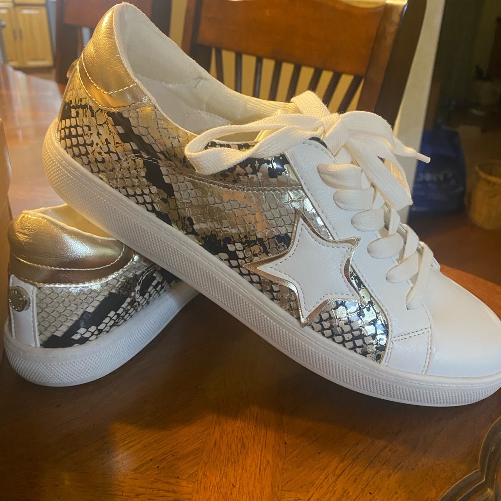 Steve Madden Claris Star Sneakers Size 9